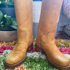 YELLOW LEATHER DISTRESSED FRYE BOOTS. SIZE 5 FRYE BOOTS IN MINT CONDITION.